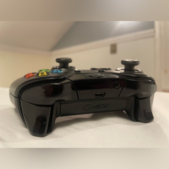 Xbox controller. - Picture 3 of 4